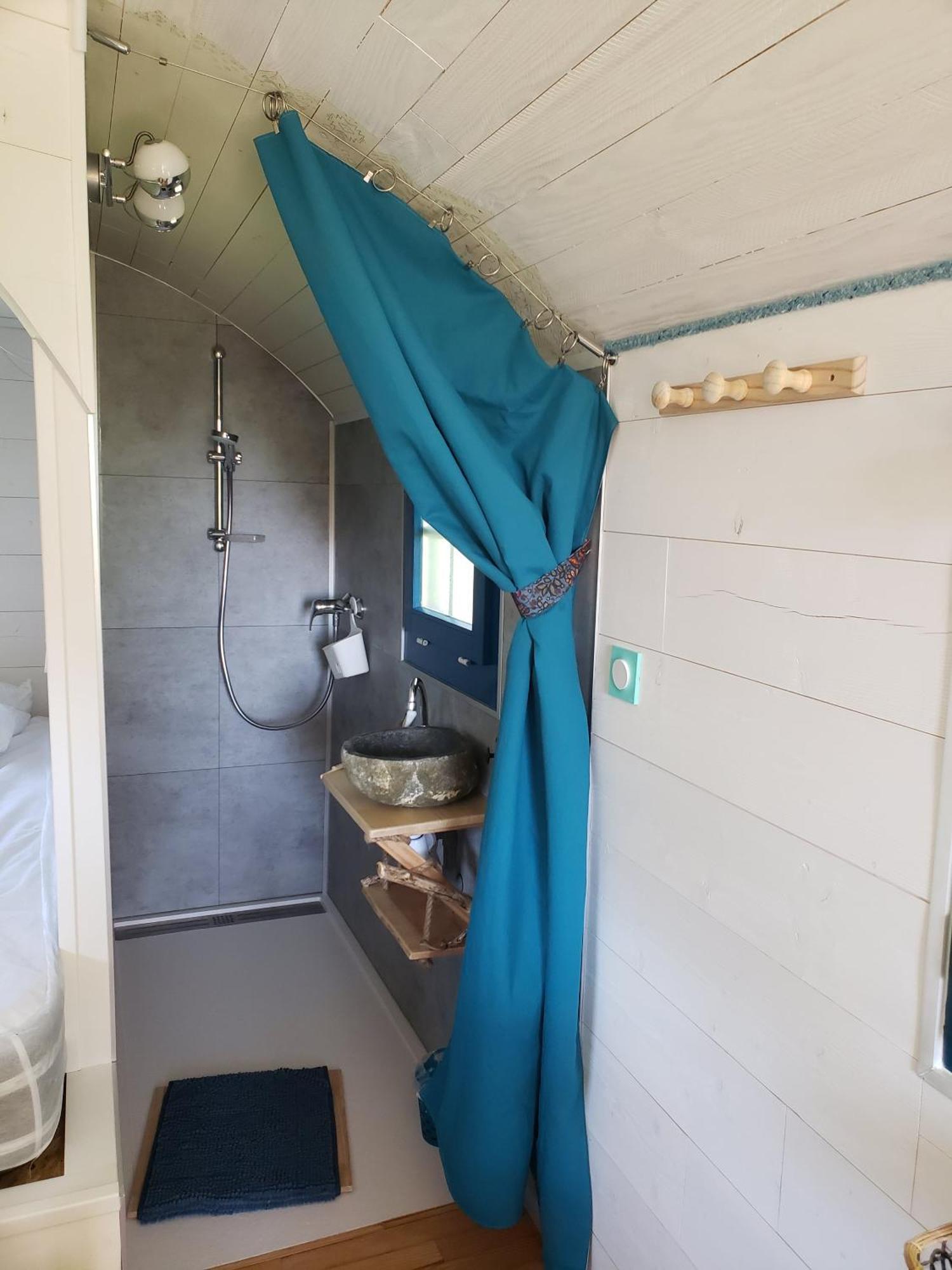 La Roulotte Tiny House Du Mond'Ideal Leval  Exterior foto