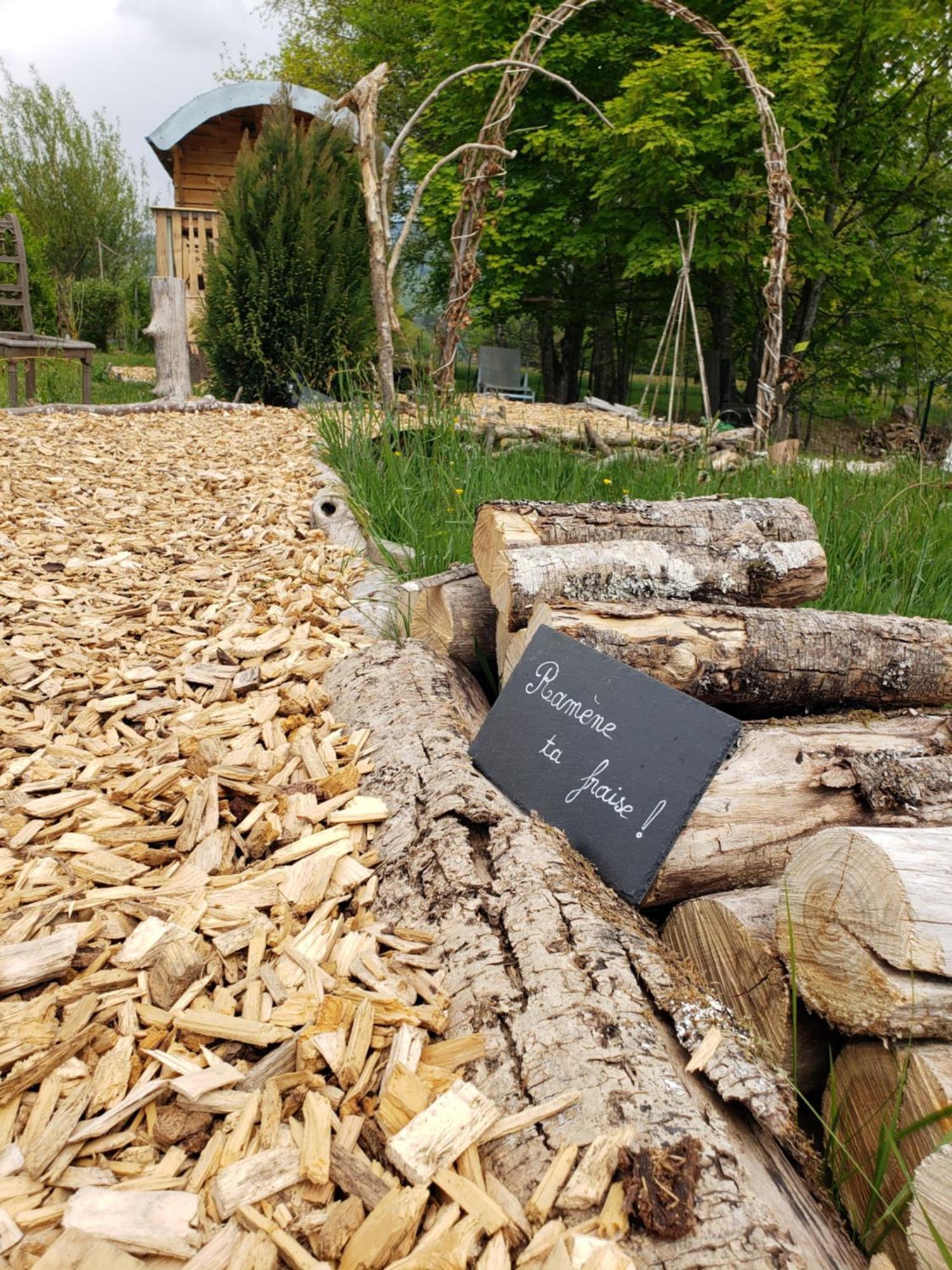 La Roulotte Tiny House Du Mond'Ideal Leval  Exterior foto